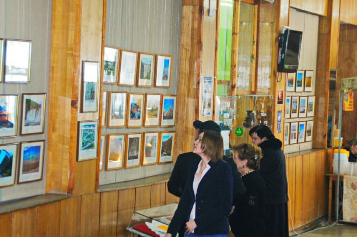 Посетители фотовыставки. Фото предоставлено Курганским областным краеведческим музеем.