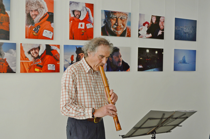 Участник Icewalk Руперт Саммерсон играет на японской флейте в память о погибшем члене команды, японце Хиро Ониши. Фото Петра Завишо