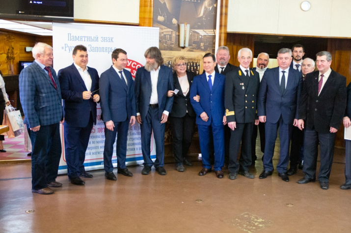 На борту атомного ледокола "Ленин" прошло награждение выдающихся представителей Мурманской области На борту атомного ледокола "Ленин" прошло награждение выдающихся представителей Мурманской области