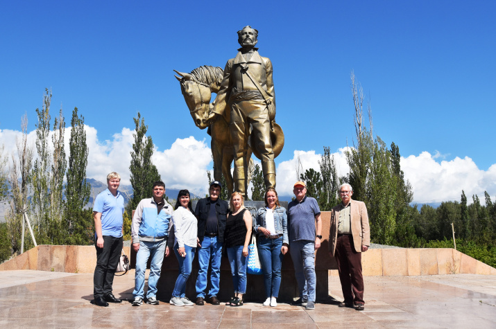 Участники Международного конгресса на фоне памятника П.П. Семёнову-Тян-Шанскому