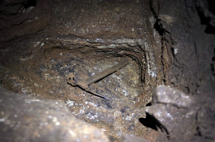 Инструмент в шурфе пещеры Сухая. Фото предоставлено нацпарком "Земля леопарда"