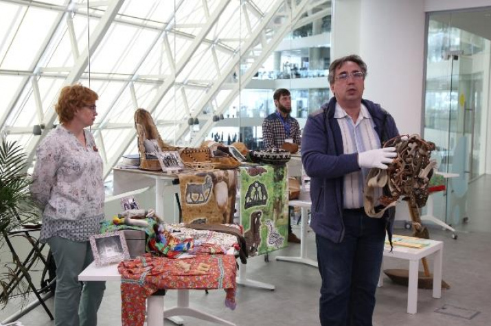Наталья Бердюгина и Алексей Слепухин на выставке народа манси. Фото: Вадим Осипов