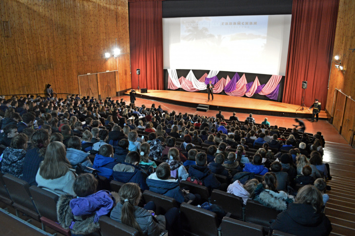 Фильм "Гавайская губерния" представляет Михаил Малахов. Фото Виктора Шляхина Фильм "Гавайская губерния" представляет Михаил Малахов. Фото Виктора Шляхина