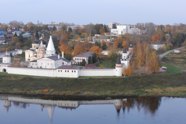 Старица, вид на правый берег Волги и Свято-Успенский монастырь (сентябрь 2019 г., фото Н.И. Григулевич)