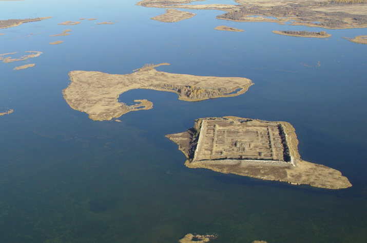 Крепость Пор-Бажын на острове в озере Тере-Холь в сентябре 2006 года. Фото: МЧС