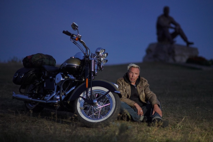 Гарик Сукачев после съемочного дня. Фото: Анатолий Коваленко, телеканал "Катунь 24"