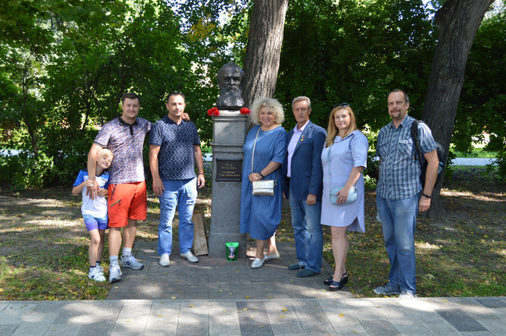 Участники мероприятия у бюста П. П. Семенова-Тян-Шанского