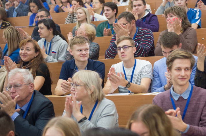 Участники Географического диктанта — 2019 на центральной площадке в МГУ имени М.В. Ломоносова. Фото: пресс-служба РГО