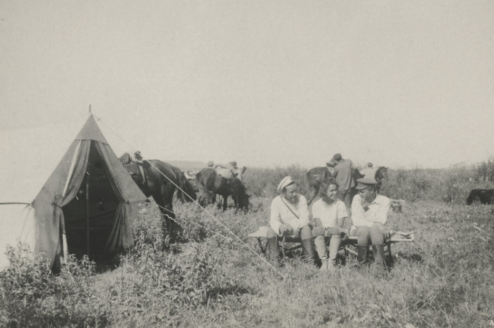 Лагерь в Джунгарском Алатау, справа - С.В. Калесник. Фото: Научный архив РГО