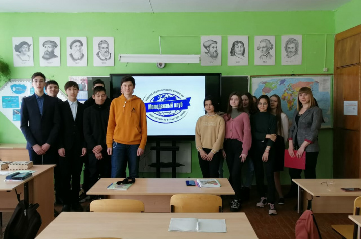 Открытие Молодёжного клуба РГО. Фото предоставлено Молодёжным клубом МКОУ Альменевская СОШ.