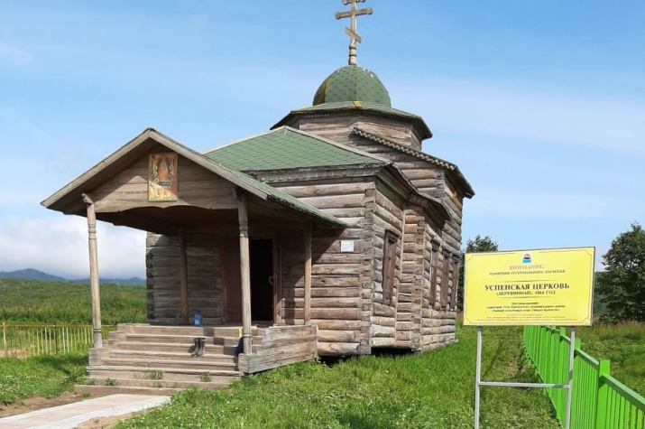 Церковь Успения Божией Матери постройки 1864 г. в Нижне-Камчатске с памятным знаком ХКО РГО на стене