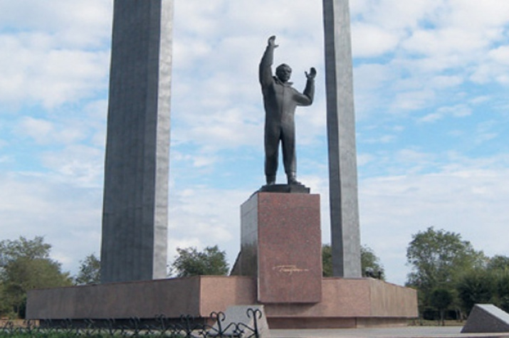 Памятник Ю.А. Гагарину в Оренбурге (фото с сайта Культура Оренбуржья (Памятник Ю.А. Гагарину г. Оренбург (orb.ru))