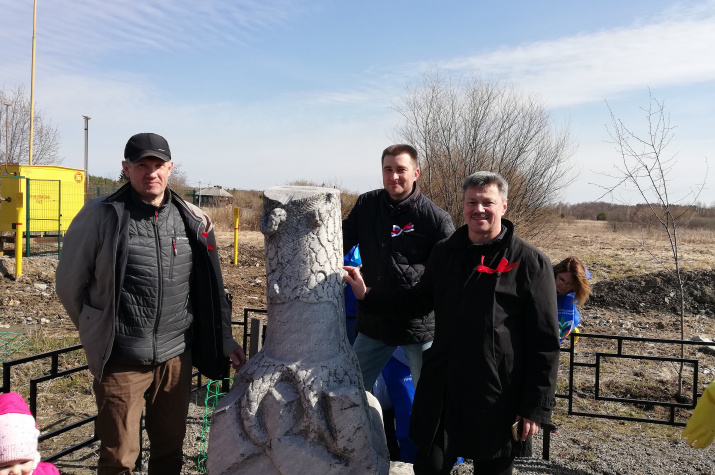 У памятника Первомаю. Фото: Эльмира Самохина