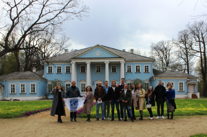 Участники сербской делегации на территории музея-усадьбы М. Глинки. Фото предоставлено Смоленским региональным отделением