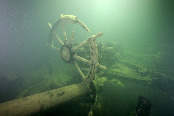 Штурвал парохода "Эверита", останки которого обнаружены на глубине 106 метров. Фото: "Разведывательно-водолазная команда"