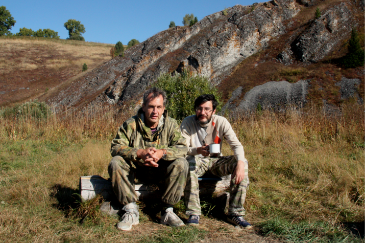 Базовый лагерь на фоне Томских скал (слева А.В. Чекалин, справа С.С. Ерофеев) Базовый лагерь на фоне Томских скал (слева А.В. Чекалин, справа С.С. Ерофеев)