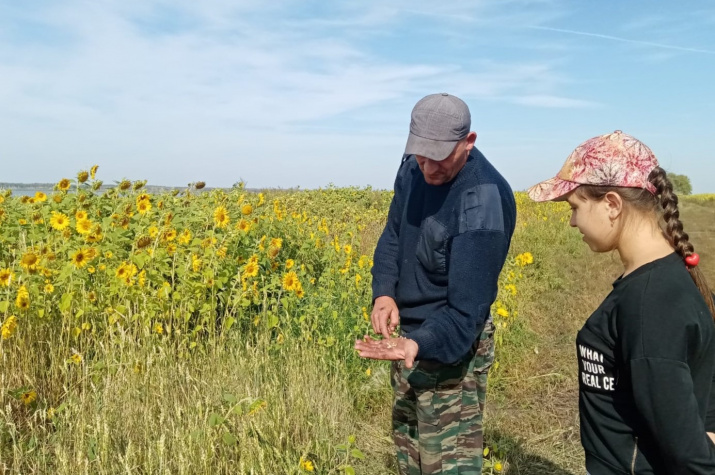 Госинспекторы рассказывают школьникам о своей работе. Фото В. Ноздренко