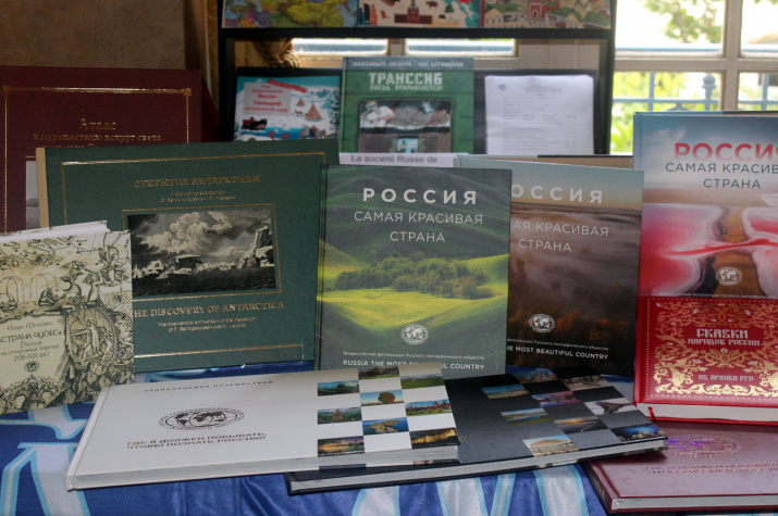 Издания Русского географического общества, представленные на выставке. Фото: Центр РГО во Франции