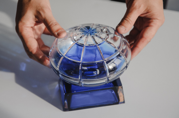 Кобальтовый глобус – статуэтка Премии РГО. Фото: Александр Толмачёв