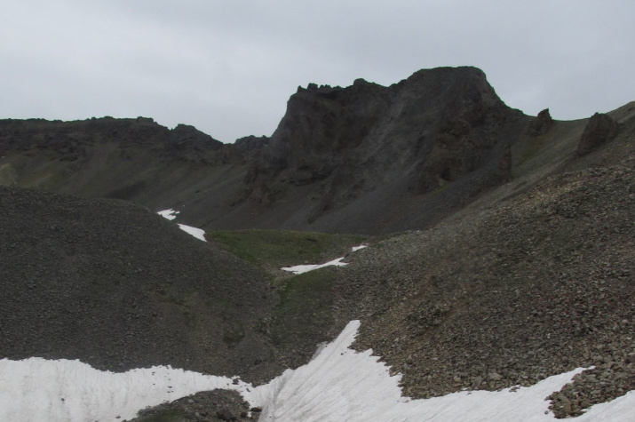Вид на вулкан с юго-запада, справа вверху видны отдельные базальтовые скалы