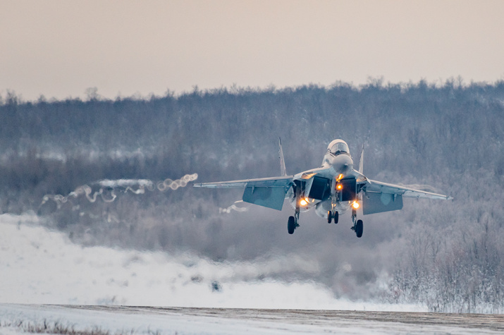 Посадка двухместного многоцелевого истребителя Су-30СМ. Фото В. Новикова