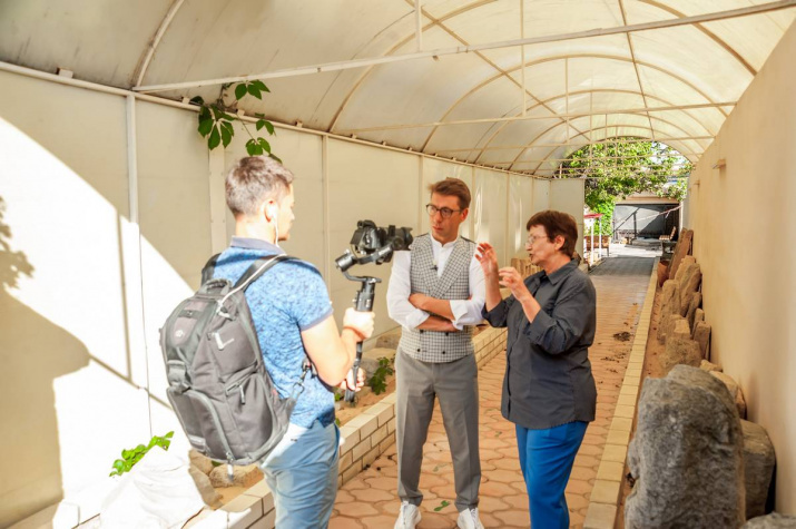 момент съемок фильма "Путешествие по Золотому кольцу Боспорского царства" с Михаилом Зеленским в роли ведущего.