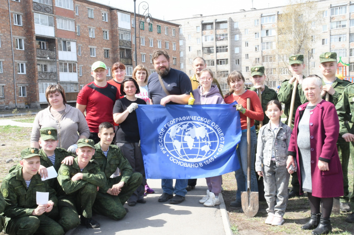 Участники экологическая акции. Фото Минусинского отделения РГО