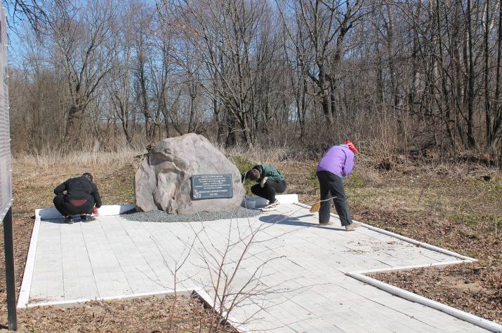 Уборка вокруг памятного камня. Фото из личного архива участников акции