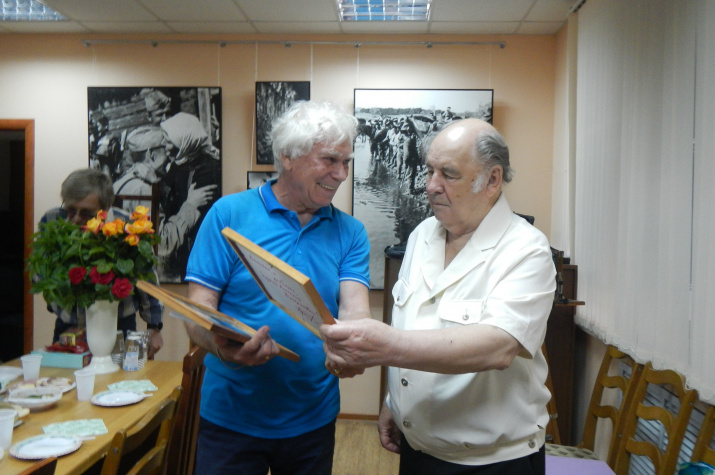 Председатель Астраханского РГО с именинником
