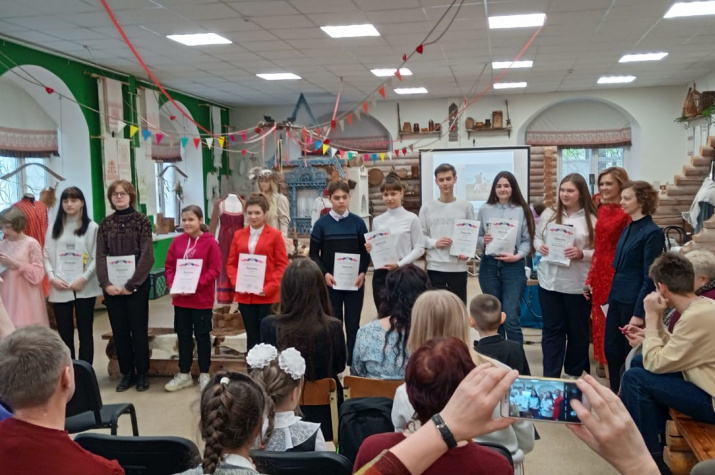 Награждение победителей конкурса. Фото представлено пресс-службой Костромского отделения РГО