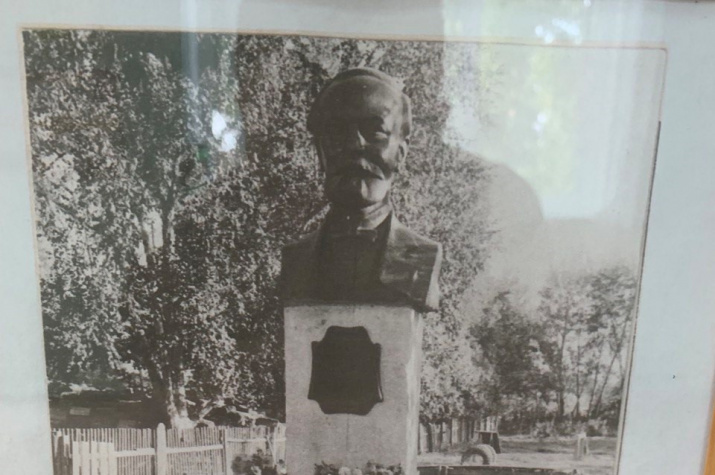 Сохранившийся снимок памятника М.И. Венюкову в с. Венюково