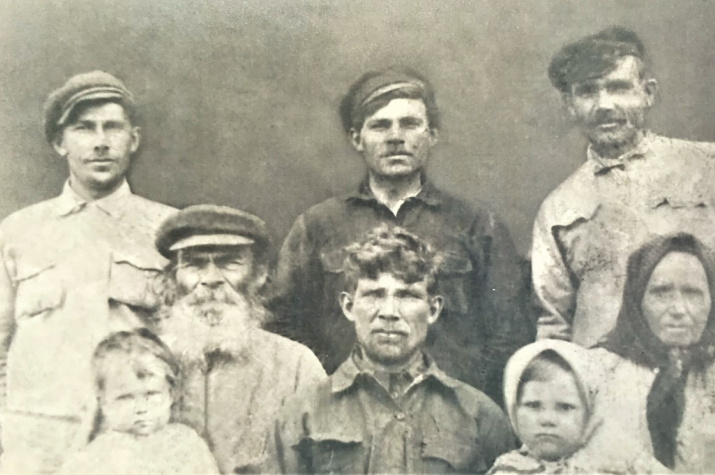 Семья И.М. Пряженникова. Примерно 1900 г. Фото из семейного архива И.В. Пряженникова.