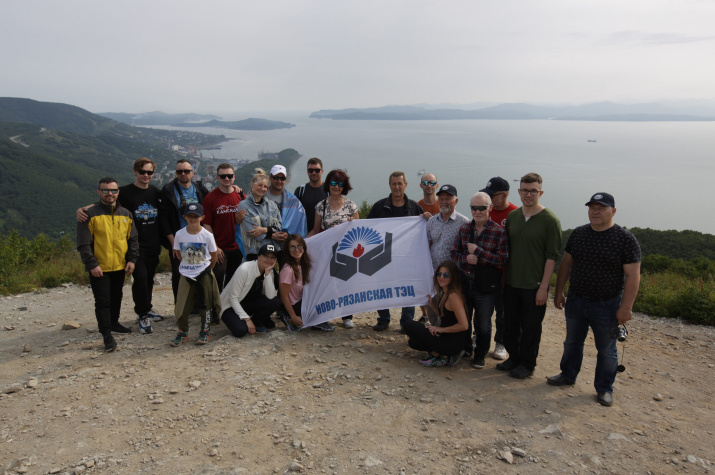 Участники экспедиции на Камчатку с флагом Ново-Рязанской ТЭЦ. Фото Александра Бреева Участники экспедиции на Камчатку с флагом Ново-Рязанской ТЭЦ