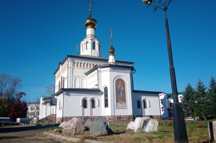 Горные породы на площадке у храма. Фото: Владыка Ефрем