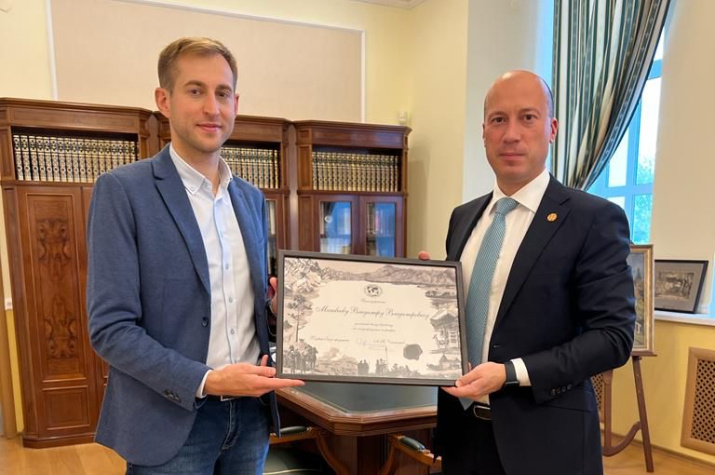 Вручение благодарности Матвееву В. Фото предоставил В. Матвеев