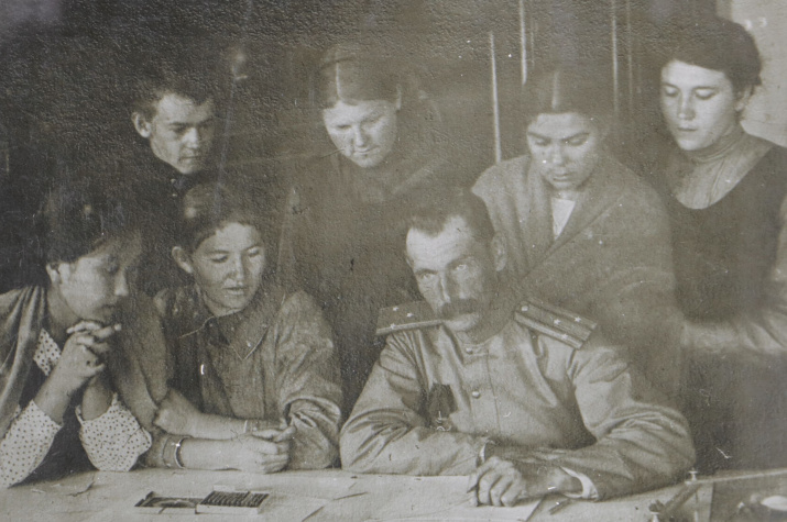 В.К. Арсеньев среди учителей. Хабаровск, 1916 г. Архив ОИАК.