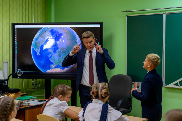 На уроке в родной школе. Фото: страница Павла Красновида ВКонтакте
