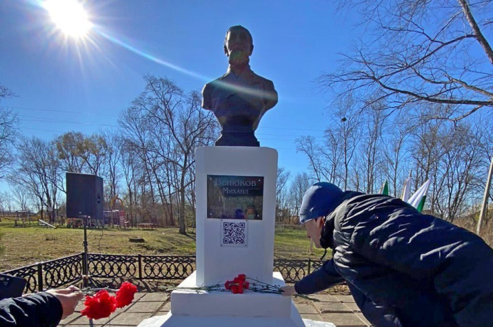 Бюст М. И. Венюкова в селе его имени. Фото Максима Клиценко Бюст М. И. Венюкова в селе его имени