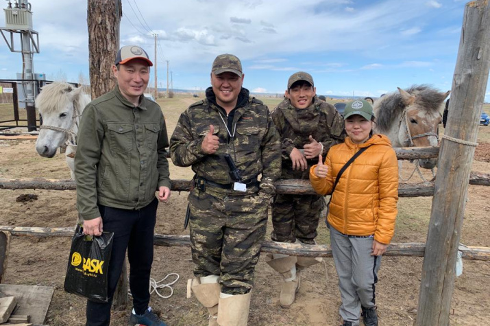 Егор Кириллин с участниками конного перехода. Фото ИБПК