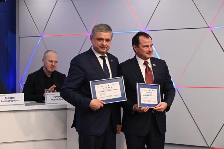 слева - Министр экологии РТ А.В. Шадриков, справа - Заместитель председателя Комитета Совета Федерации по экономической политике Ю.В. Федоров