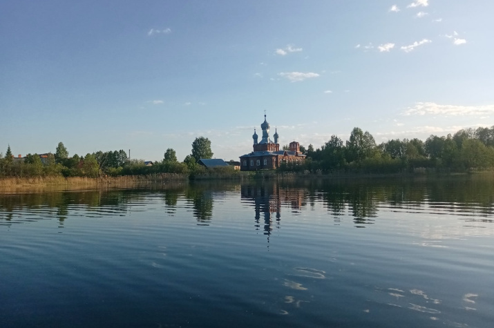 Вид с озера Зрыв на Церковь святых мучеников Флора и Лавра. Фото Е. Гончаров