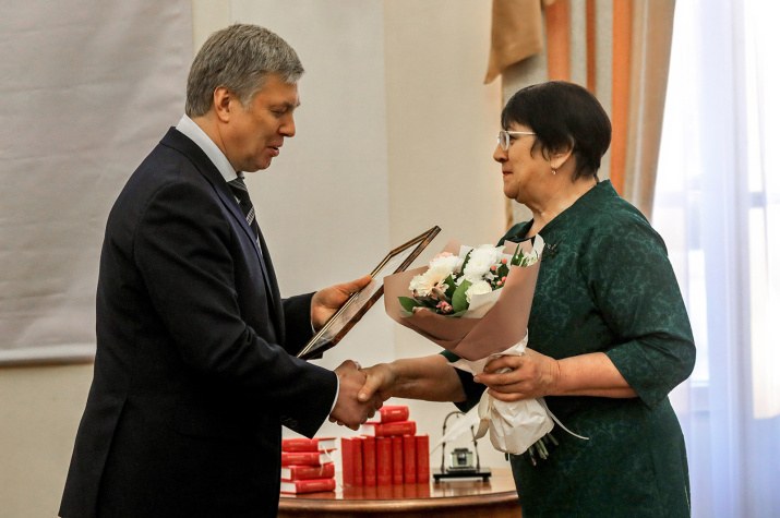 Глава региона Алексей Русских вручает премию члену РГО Вере Фоминой. Автор фото: Владимир Ламзин.