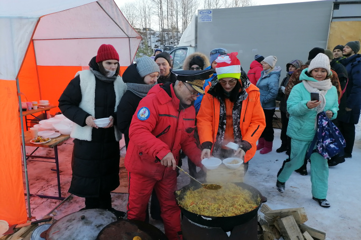 Михаил Трусков угощает пловом участников фестиваля. Фото: Олег Золотарёв