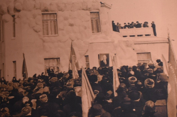 Торжественное открытие памятника 11 ноября 1928 года на сопке Июнь-Корань