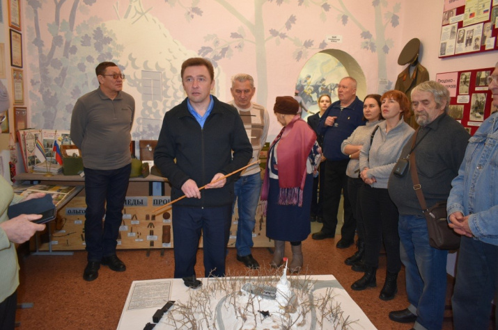 В залах школьного музея. Знакомит с историей учитель А.Н. Зайцев