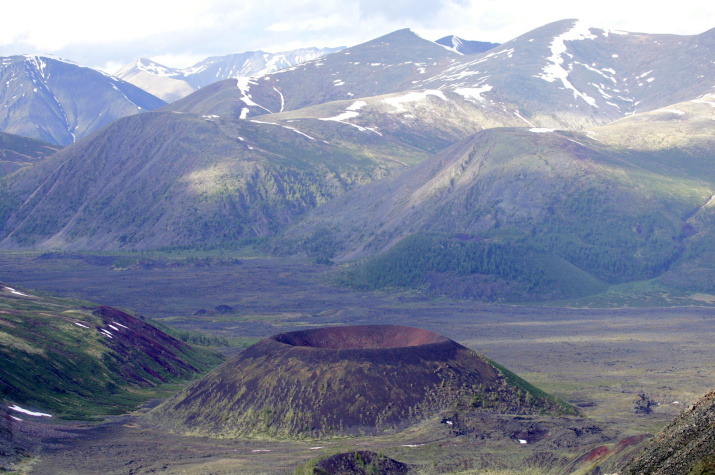 Долина вулканов. В центре - вулкан Кропоткина. Фото: Владимир Горбатовский