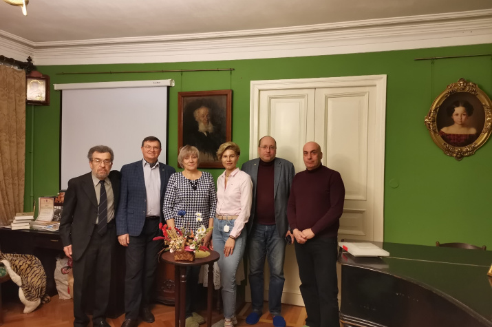 Традиционная встреча ко дню подписания Манифеста об отмене крепостного права. А.В. Семёнов-Тян-Шанский (правнук), А.А. Богданов, Л.Н. Беляева, Г.Н. Нестерова, Д.С. Климов, А.Л. Аладжалов (праправнук П.П. Семёнова-Тян-Шанского). Фото: Липецкое областное от Традиционная встреча ко дню подписания Манифеста об отмене крепостного права. А.В. Семёнов-Тян-Шанский (правнук), А.А. Богданов, Л.Н. Беляева, Г.Н. Нестерова, Д.С. Климов, А.Л. Аладжалов (праправнук П.П. Семёнова-Тян-Шанского). Фото: Липецкое областное от