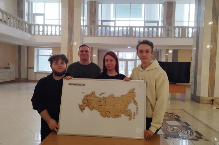 Команда победителей с картой России. Фото: Орловское областное отделение РГО Фото предоставил А. Амеличкин