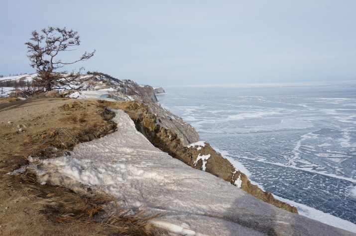 Крутой и обрывистый восточный берег Ольхона. Фото: Марина Воронина