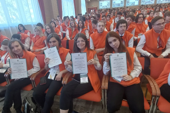 Победители из Орска с дипломами. Фото: клуб геологов 